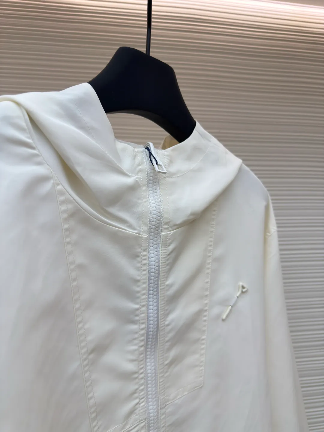 LOUIS VUITTON double-sided windproof pin jacket ●Authentic product: purchased and developed for 22700 ●Item number: 1680474-C55 ●Fabric: polyester fiber fabric ●Technology: jacquard ●Version: fitted version ●Weight: about 555 grams ●Size: 44-46-48-50 ●Description: The solid color fabric is made of nylon encrypted matt twill fabric, and the jacquard fabric on the other side is made of 50D nylon yarn-dyed jacquard fabric. The solid color front panel is laser-burned, hand-made of white copper, with a triangle pin with logo and glossy finish. The front panel pocket uses a hardware keychain to hang a folding clothing tag, and the jacquard letters on the front chest placket are made of single-piece flowing pure It is cut by hand to restore the flower, and all the pieces are numbered. The pockets are also cut with the restored flower number. The fabric is relatively light and silky, and it takes time to cut accurately. The front and center are equipped with a double-circulation puller 5# orbital zipper. The hem and the hood are worn with spiral elastic ropes with ring anti-slip buckles, square pig nose buckles with logo, and all holes are punched with hardware and logo on the cloth-colored cornrows.